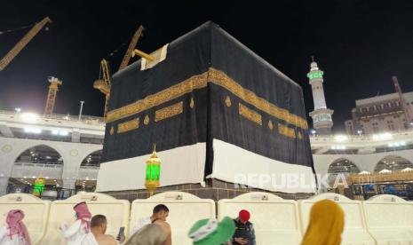 Di tengah proses penggantian kiswah Kabah di Masjidil Haram, Makkah, Arab Saudi pada Selasa (18/7/2023) malam bertepatan dengan awal dari tahun baru Islam pada 1 Muharram 1445 Hijriyah.