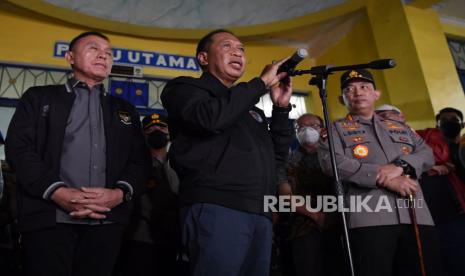 Menpora Zainudin Amali (tengah) bersama Kapolri Jenderal Listyo Sigit Prabowo (kanan) dan Ketua PSSI Mochamad Iriawan (kiri) memberikan keterangan kepada wartawan usai meninjauu Stadion Kanjuruhan, Malang, Jawa Timur, Ahad (2/10/2022). Berdasarkan identifikasi dari tim Disaster Victim Identification (DVI) dan Dinas Kesehatan Pemkab dan Kota Malang tercatat 125 korban meninggal dalam peristiwa itu. 