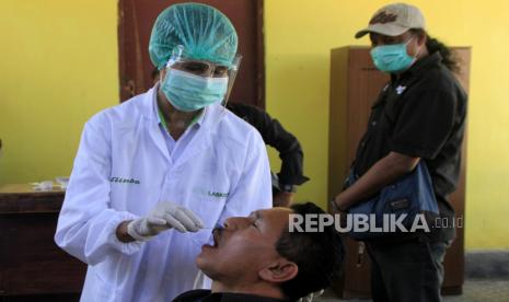 Petugas kesehatan mengambil sampel saat melakukan rapid tes antigen yang dilakukan di UPT Laboratrium Kesehatan NTT di Kota Kupang, NTT, Senin (16/11/2020). Pemerintah NTT mengratiskan rapid tes antigen gratis  bagi ratusan wartawan di Kota Kupang, untuk mencegah terjadinya penyebaran COVID-19 di kota itu.