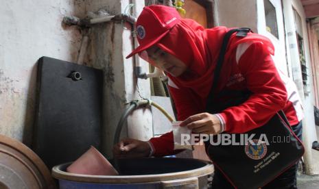 Seorang kader Juru Pemantau Jentik (Jumantik) memasukkan obat pemberantas jentik nyamuk ke dalam bak penampungan air di sebuah rumah warga. Salah satu program dalam penanggulangan Demam Berdarah Dengue (DBD) adalah memaksimalkan peran Jumantik (ilustrasi) 