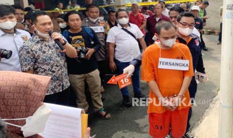 Polres Metro Jakarta menggelar rekontruksi kasus kekerasan dalam rumah tangga dan pembunuhan terhadap empat anak dengan tersangka Panca Darmansyah di rumah kontrakan di kawasan Jagakarsa, Jakarta Selatan, Jumat (29/12/2023). 