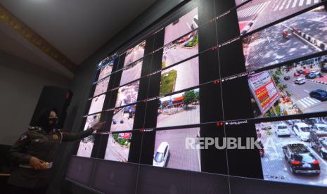 Petugas mengawasi pengendara lewat layar pantau di TMC Polresta Padang, Sumatera Barat, Selasa (23//3/2021). Tilang elektronik atau Electronic Traffic Law Enforcement (ETLE) serentak diterapkan secara nasional mulai Selasa (23/3/2021), termasuk di Padang yang diberlakukan di lima titik di pusat kota.