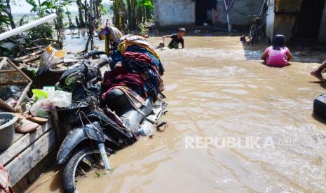 Ratusan rumah terendam banjir dan dipenuhi lumpur akibat tanggul Sungai Cisanggalah jebol di Desa Panyadap, Kecamatan Solokanjeruk, Kabupaten Bandung, Rabu (2/6). Dalam peristiwa tersebut tidak ada korban jiwa, warga bersama petugas terkait terus melakukan pembersihan matrial. Meski demikian, masih terbukanya tanggul membuat warga khawatir banjir susulan jika terjadi hujan.