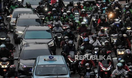 Kendaraan terjebak kemacetan di Jalan Gatot Subroto, Jakarta, Senin (13/10/2024). Menurut Kepala Unit Pengelola Sistem Jalan Berbayar Elektronik (SPBE) Dinas Perhubungan DKI Jakarta, Zulkifli mengatakan kerugian akibat kemacetan mencapai Rp100 triliun per tahun. Kerugian tersebut dihitung berdasarkan dampak terhadap warga dari aspek kesehatan akibat polusi dan travel time serta aspek biaya operasional kendaraan seperti biaya bahan bakar.