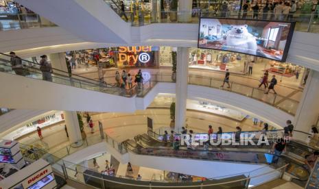 Pengunjung menaiki escalator di pusat perbelanjaan Siam Paragon, Bangkok, Thailand (ilustrasi). 