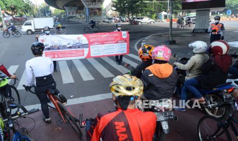 Di perempatan Cikapayang, petugas Dishub Kota Bandung melakukan sosialisasi sanksi untuk pelanggar parkir kendaraan, Ahad (30/5). Penerapan sanksi tersebut berdasarkan Perda Kota Bandung Nomor 3 Tahun 2020 Pasal 53A Pemindahan Kendaraan dan Biaya Inap Kendaraan dengan mengunakan derek.