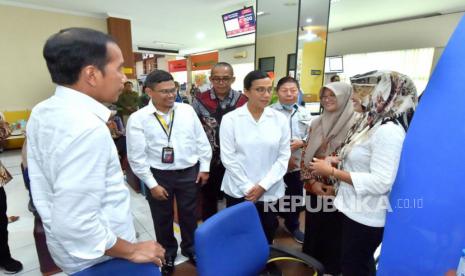 Presiden Joko Widodo (Jokowi) melakukan inspeksi mendadak (sidak) ke Kantor Pelayanan Pajak (KPP) Pratama Kota Solo, Jawa Tengah, Kamis (9/3).Ia mengecek pelaporan Surat Pemberitahuan Tahunan (SPT) Pajak di kota asalnya itu.Sidak dilakukan Jokowi bersama Menteri Keuangan Sri Mulyani, Sekretaris Kabinet Pramono Anung dan Wakil Wali Kota Solo, Teguh Prakosa. Rombongan tiba di KPP Pratama Kota Solo sekitar pukul 15.30 WIB