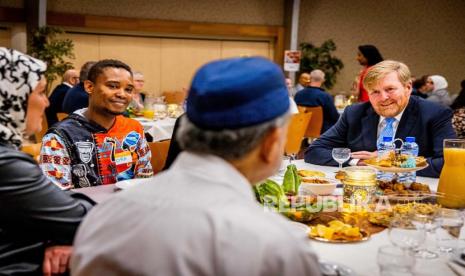 Raja Belanda Willem-Alexander (Kanan)  menghadiri pertemuan buka puasa di pusat komunitas di Rijswijk, Belanda, Senin (3/4/2023). Iftar adalah makanan yang disantap oleh umat Islam segera setelah matahari terbenam selama bulan puasa Ramadhan untuk berbuka puasa. Puasa, Terapi Ampuh Obati Ketidaksabaran