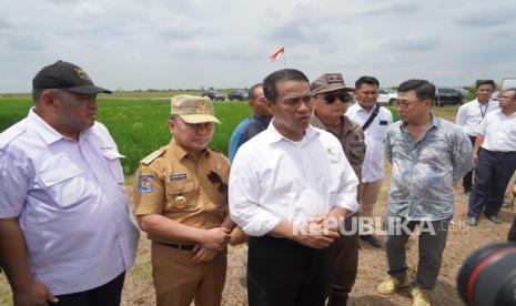 Menteri Pertanian RI Andi Amran Sulaiman didampingi Gubernur Kalteng H Sugianto Sabran melakukan Peninjauan Area Sawah dan Food Estate di Desa Bentuk Jaya A5 Dadahup, Kabupaten Kapuas, Rabu (28/8/2024). Ketika dibincangi, Menteri Pertanian Andi Amran Sulaiman mengatakan, mulai hari ini, Kementerian Pertanian akan mengembangkan padi di Kalteng seluas 500 ribu ha.