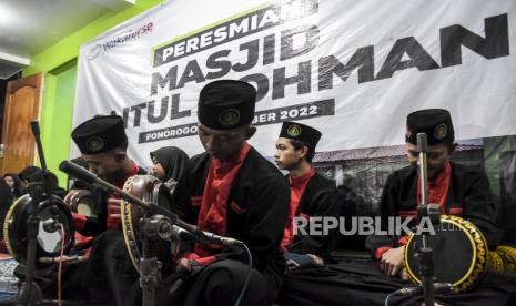 Tim Qasidah tampil pada peresmian Masjid Baitul Rohman di Dusun Mbaglumbu, Kecamatan Sambit, Kabupaten Ponorogo, Jawa Timur, Selasa (25/10/2022) malam. Dompet Dhuafa melalui penyaluran program bedah surau meresmikan Masjid Baitul Rohman yang diharapkan dapat berkontribusi meningkatkan pendidikan islam serta memudahkan masyarakat setempat untuk beribadah. Republika/Abdan Syakura