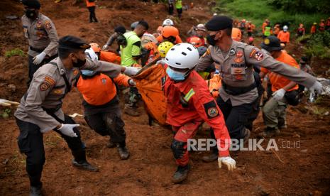 Tim SAR gabungan melakukan evakuasi korban tertimbun longsor gempa bumi di Warung Sate Sinta, Cugenang, Kabupaten Cianjur, Jawa Barat, Sabtu (26/11/2022). Berdasarkan data Badan Nasional Penanggulangan Bencana (BNPB) pada Jumat (25/11/2022) korban jiwa bertambah 17 jenazah dengan jumlah total 310 korban jiwa. Republika/Thoudy Badai