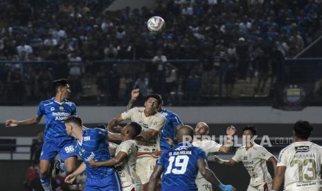 Sejumlah pemain Persib Bandung berebut bola dengan pemain Bali United FC pada pertandingan lanjutan BRI Liga 1 di Stadion Gelora Bandung Lautan Api (GBLA) Gedebage, Kota Bandung, Jawa Barat, Kamis (3/8/2023). Dalam pertandingan tersebut Persib Bandung imbang melawan Bali United FC dengan skor 0-0.