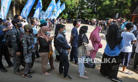 Ratusan warga antre mengikuti vaksinasi Covid-19 secara massal 