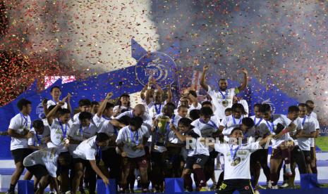 Sejumlah pesepak bola PSM Makassar mengangkat tropi juara BRI Liga 1 di Stadion Gelora BJ Habibie, Kabupaten Pare-Pare, Sulawesi Selatan, Minggu (16/4/2023). PSM Makassar berhasil keluar sebagai juara BRI Liga 1 2022/2023. 