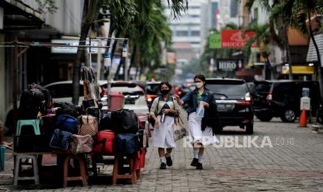 Pelajar beraktivitas di area pertokoan di kawasan Pasar Baru, Jakarta, Kamis (22/9/2022). IMF memproyeksikan Indonesia peringkat ke-7 dengan PDB terbesar