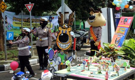 Maskot Polisi Bogor (Pobo) bersama Polwan Polresta Bogor Kota dan Polisi Cilik tampil dalam Si Pobo Bermain yang disiarkan secara daring atau virtual di Taman Lalu Lintas, SDN Duta Pakuan, Kota Bogor, Jawa Barat, Rabu (3/3/2021). Program Si Pobo Bermain merupakan program polisi sahabat anak secara virtual untuk siswa TK dan SD di Kota Bogor dalam rangka memberikan edukasi keselamatan berlalu lintas dijalan serta meningkatkan kreatifitas anak di masa pandemi COVID-19.