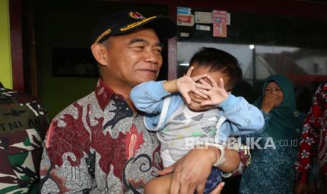 Menko PMK Muhadjir Effendy pada acara roadshow Percepatan Penurunan Stunting dan Penghapusan Kemiskinan Ekstrem di Kabupaten/Kota di Provinsi Jawa Timur. Muhadjir Effendy menekankan bahwa posyandu berperan penting dalam upaya penanganan stunting.