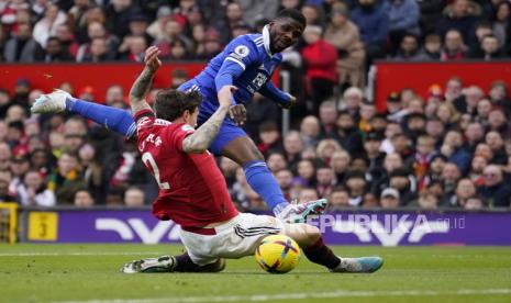 Kelechi Iheanacho dari Leicester, atas, dijegal oleh pemain Manchester United Victor Lindelof pada pertandingan sepak bola Liga Utama Inggris antara Manchester United dan Leicester City di stadion Stamford Bridge di Manchester, Inggris, Ahad, (19/2/2023).