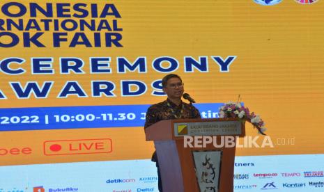 Ketua Umum Ikatan Penerbit Indonesia (Ikapi) Arys Hilman Nugraha memberikan sambutan pada pameran Indonesia International Book Fair (IIBF) 2022 di JCC, Senayan, Jakarta, Rabu (9/11/2022). Pemeran IIBF 2022 yang berlangsung 9-13 November 2022 tersebut diikuti oleh 134 peserta dari dalam dan luar negeri dengan target jumlah pengunjung 25 ribu orang. Pameran IIBF 2022 juga menghadirkan zona kakap dimana buku-buku menarik dijual dengan diskon hingga 80 persen. Republika/Prayogi. 