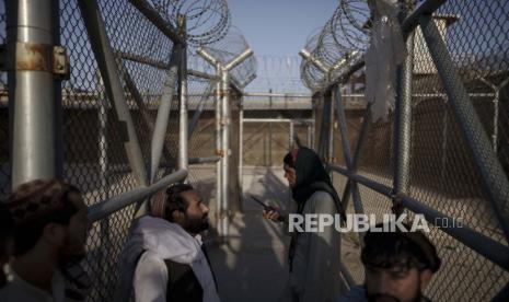 Cendekiawan Muslim Ucapkan Selamat untuk PM Baru Afghanistan. Foto: Pejuang Taliban memasuki area tempat mereka menahan narapidana yang baru-baru ini ditangkap di penjara Pul-e-Charkhi di Kabul, Afghanistan, Senin, 13 September 2021. Pul-e-Charkhi sebelumnya adalah penjara utama pemerintah karena ditahan. Taliban dan telah lama terkenal karena pelanggaran, kondisi yang buruk dan kepadatan yang parah dengan ribuan tahanan. Sekarang setelah pengambilalihan negara itu, Taliban mengendalikannya dan membuatnya kembali berjalan, saat ini menahan sekitar 60 orang, terutama pecandu narkoba dan tersangka penjahat.