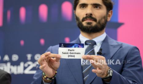  Mantan pemain internasional Turki dan duta besar untuk final Liga Champions UEFA di Istanbul Hamit Altintop menunjukkan tiket Paris Saint-Germain pada undian babak 16 besar Liga Champions 2022/23, di Markas Besar UEFA di Nyon, Swiss, 7 November 2022. PSG akan bertemu Bayern Muenchen.