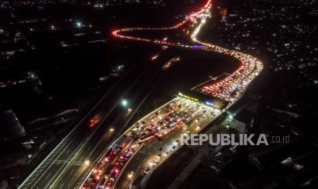 Foto udara kendaraan terjebak kemacetan di Simpang Susun Cileunyi, Kabupaten Bandung, Jawa Barat, Ahad (6/8/2023). Kemacetan panjang yang terjadi di Ruas Jalan Tol Purbaleunyi hingga Simpang Susun Cileunyi dan jalan arteri tersebut diakibatkan oleh kecelakaan truk yang terbalik di KM 151 Tol Purbaleunyi sejak sore hari. 