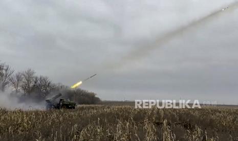  Gambar diam yang diambil dari video selebaran yang disediakan oleh layanan pers Kementerian Pertahanan Rusia pada 24 November 2022 menunjukkan sistem peluncuran roket ganda Tornado-G Rusia yang ditembakkan di lokasi yang dirahasiakan di wilayah Donetsk, Ukraina timur. Pada 24 Februari 2022, pasukan Rusia memasuki wilayah Ukraina dalam apa yang dinyatakan presiden Rusia sebagai 