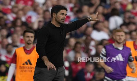 Mikel Arteta memberikan arahan kepada para pemain Arsenal saat bertemu Fulham pada pekan ketiga Liga Primer Inggris musim 2023/2024.