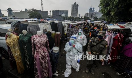 Petugas medis melakukan sosialisasi tes swab kepada pedagang di Pasar Tasik, Jakarta, Kamis (2/7). Pemerintah Provinsi DKI Jakarta akan memperketat pengawasan di wilayah pasar selama masa perpanjangan pembatasan sosial berskala besar (PSBB) transisi. Republika/Putra M. Akbar