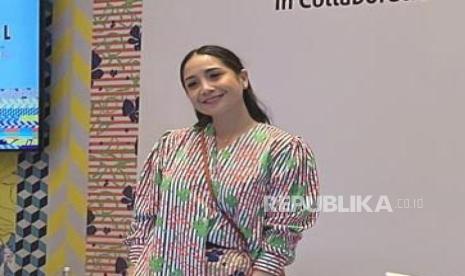 Publik figur Nagita Slavina memperkenalkan koleksi Raya Collection dari brand fashion-nya NASL di The Dharmawangsa Jakarta, Jakarta Selatan, Selasa (28/3/2023).