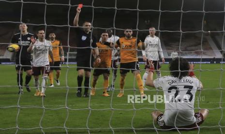 Pemain Arsenal David Luiz, (23) mendapat kartu merah pada pertandingan Liga Primer Inggris antara Wolverhampton Wanderers dan Arsenal di Stadion Molineux di Wolverhampton, Inggris, Rabu (3/2) dini hari WIB. 