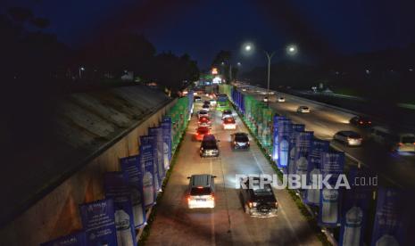 Kendaraan pemudik melintas di ruas Tol Cikopo-Palimanan, Subang, Jawa Barat, Sabtu (6/4/2024). 