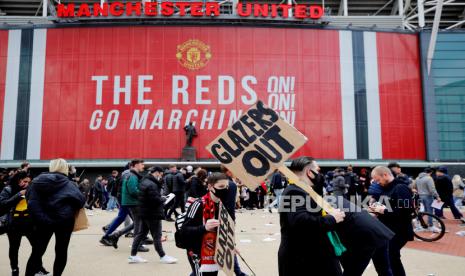 Penggemar Manchester United memprotes pemilik klub sebelum pertandingan Manchester United vs Liverpool dalam lanjutan Liga Primer Inggris, di Old Trafford, Manchester, Inggris , Ahad (2/5). 