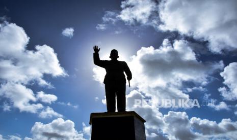 Siluet monumen patung Presiden Pertama Indonesia Soekarno (Ilustrasi) Masjid Agung Al-Furqon Lampung menolak pembangunan relief Bung Karno   