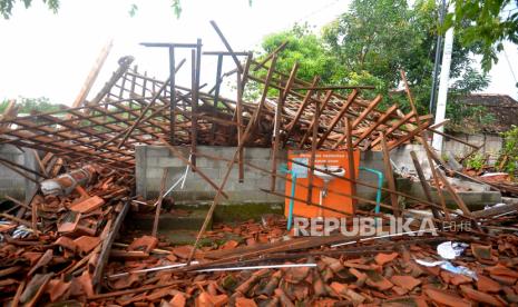 Bagunan ambruk imbas hujan lebat dan angin kencang di Berbah, Sleman, Yogyakarta, Rabu (2/2/2022). Dalam kejadian ini tidak ada korban jiwa. Demi keamanan PLN melakukan pemadaman hingga penggantian tiang listrik selesai.