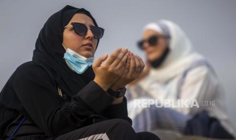 BPKH Ajak Mahasiswa Mulai Menabung Haji. Jamaah haji berdoa di atas bukit berbatu yang dikenal sebagai Gunung Belaskasih di Dataran Arafat selama ziarah tahunan di dekat kota suci Makkah, Arab Saudi.