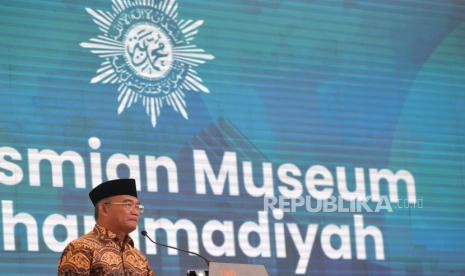 Menko PMK Muhadjir Effendy menyampaikan sambutan saat peresmian di Museum Muhammadiyah, Bantul, Yogyakarta, Senin (14/11/2022). Museum Muhammadiyah yang terletak di kampus Universitas Ahmad Dahlan akhirnya diresmikan jelang Muktamar ke-48 Muhammadiyah. Di dalam museum ini, pengunjung bisa melihat sejarah perjalanan Muhammadiyah yang penyajiannya dipadukan dengan teknologi canggih. Sehingga selain untuk rekreasi, juga bisa untuk sarana edukasi pengunjung.