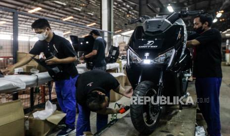 Pekerja saat menyelesaikan perakitan motor listrik di PT Terang Dunia Internusa Plant II, Citereup, Kabupaten Bogor, Jawa Barat, Kamis (21/9/2023). PT Terang Dunia Internusa atau United Bike mulai fokus memproduksi motor dan sepeda listrik dengan menargetkan kapasitas produksi sebanyak 500.000 unit per tahun sebagai upaya mendukung pengurangan emisi karbon.