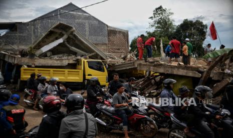 Pengungsi membongkar atap rumah yang roboh akibat gempa di Desa Gasol, Kecamatan Cugenang, Kabupaten Cianjur, Jawa Barat, Jumat (25/11/2022). Pupuk Indonesia Grup di bawah koordinator Satuan Tugas (Satgas) Bencana BUMN bentukan Menteri BUMN Erick Thohir intens memberikan tes kesehatan gratis kepada korban gempa Cianjur, Jawa Barat (Jabar).