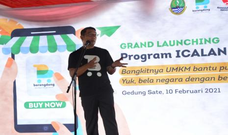 Gubernur Jawa Barat Ridwan Kamil menyampaikan sambutan saat launching borongdong.id, di Gedung Sate, Kota Bandung, Rabu (10/2). Diharapkan aplikasi belanja khusus Aparat Sipil Negara (ASN) ini dapat mendorong dan membantu pelaku UMKM yang saat ini terdampak pendemi.