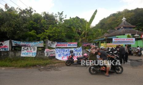 Jalan masuk menuju Tempat Pengolahan Sampah Terpadu (TPST) Piyungan ditutup oleh warga di Piyungan, Bantul, Yogyakarta, Ahad (8/5/2022). Warga menutup akses menuju TPST Piyungan ini merupakan bentuk penolakan terhadap proses transisi pembuangan sampah ke lahan baru. Selain itu, warga juga meminta penutupan TPST Piyungan secara permanen.