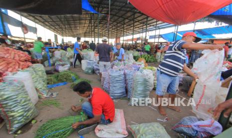 Warga beraktivitas di pasar sayur Jatibarang, Indramayu, Jawa Barat, Rabu (24/6/2020).