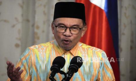 PM Anwar Ibrahim: Hormati Larangan Politikus Beri Ceramah di Masjid. Foto: Perdana Menteri Malaysia Anwar Ibrahim berbicara saat konferensi pers di dalam istana kepresidenan Malakanang di Manila, Filipina,  Rabu (1 /3/2023). Anwar Ibrahim berada di Manila dalam kunjungan dua hari untuk pertemuan bilateral guna membahas kerja sama politik, keamanan, dan ekonomi.