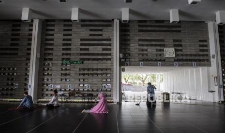 Warga melaksanakan ibadah shalat di Masjid Al-Irsyad Satya, Kota Baru Parahyangan, Kabupaten Bandung Barat, Jawa Barat, Sabtu (30/5/2020). Pemprov Jawa Barat akan memberlakukan penerapan tatanan Normal Baru (New Normal) pada 1 Juni di 15 kota/kabupaten secara bertahap yang dimulai dari pembukaan rumah ibadah dalam upaya pencegahan penyebaran COVID-19