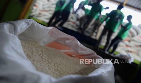 Pekerja melakukan bongkar muat karung berisi beras di Gudang Beras Food Station, Cipinang, Jakarta, Jumat (3/2/2023). Badan Pangan Nasional bersama Perum Bulog memastikan kedatangan dan ketersediaan beras untuk melakukan stabilisasi pasokan di Pasar Induk Beras Cipinang. 