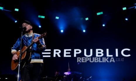 Vokalis band asal Amerika OneRepublic Ryan Tedder saat tampil dalam acara Woke Up Fest 2023 di Istora Gelora Bung Karno (GBK), Senayan, Jakarta, Sabtu (25/2/2023). OneRepublic menjadi band penutup dalam acara Woke Up Fest 2023 dengan  membawakan sejumlah lagu diantaranya Counting Stars, Run, dan If I Lose Myself. 