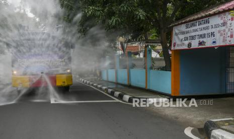 Kendaraan meriam air (water canon) menyemprotkan cairan disinfektan di kawasan Tebet, Jakarta, Senin (23/11/2020). Polda Metro Jaya menyelenggarakan bakti sosial penyemprotan cairan disinfektan dan tes cepat atau rapid test COVID-19 karena adanya temuan kasus terkonfirmasi positif COVID-19 dari jemaah Maulid Nabi Muhammad SAW yang diselenggarakan di kawasan Tebet. 