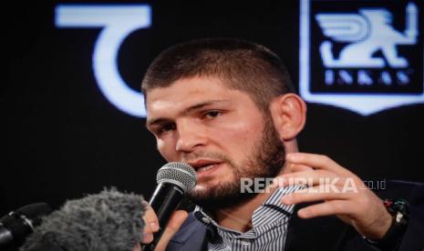  Pejuang seni bela diri campuran Rusia (MMA), pemegang gelar ringan UFC Khabib Nurmagomedov menghadiri konferensi pers di Moskow, Rusia, 02 Desember 2020. Nurmagomedov mengatakan dia tidak berniat mundur dari keputusan pensiunnya yang diumumkan pada 24 Oktober 2020 setelah mengalahkan Justin Gaethje dari AS dan mempertahankan gelar ringannya di UFC 254 di Abu Dhabi.