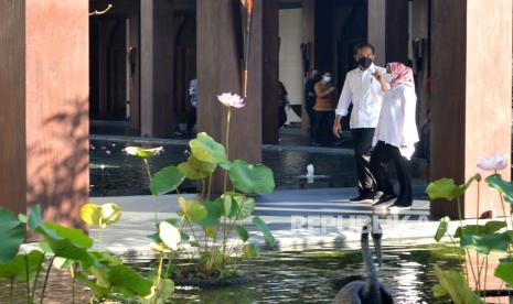 Presiden Joko Widodo (kiri) didampingi Ibu Negara Iriana Joko Widodo (kanan) melakukan kunjungan ke hotel The Apurva Kempinski Bali di Nusa Dua, Badung, Bali, Jumat (8/10/2021). Kunjungan itu untuk meninjau dan memastikan kesiapan lokasi yang rencananya akan digunakan untuk pelaksanaan Konferensi Tingkat Tinggi (KTT) G20 di Bali pada tahun 2022. 