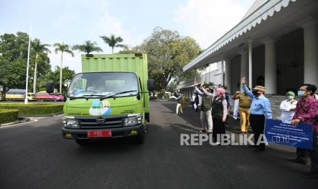 Ketua Umum Jabar Bergerak Atalia Ridwan Kamil melapas bantuan wastafel portabel dari Kantor Perwakilan Bank Indonesia (KpwBI) Jawa Barat (Jabar) di Gedung Pakuan, Kota Bandung, Senin (13/4). Menurut Atalia, total 135 wastafel portabel ini telah dan akan disebar ke pasar-pasar tradisional di 27 kabupaten/kota se-Jabar dalam rangka mencegah penyebaran COVID-19